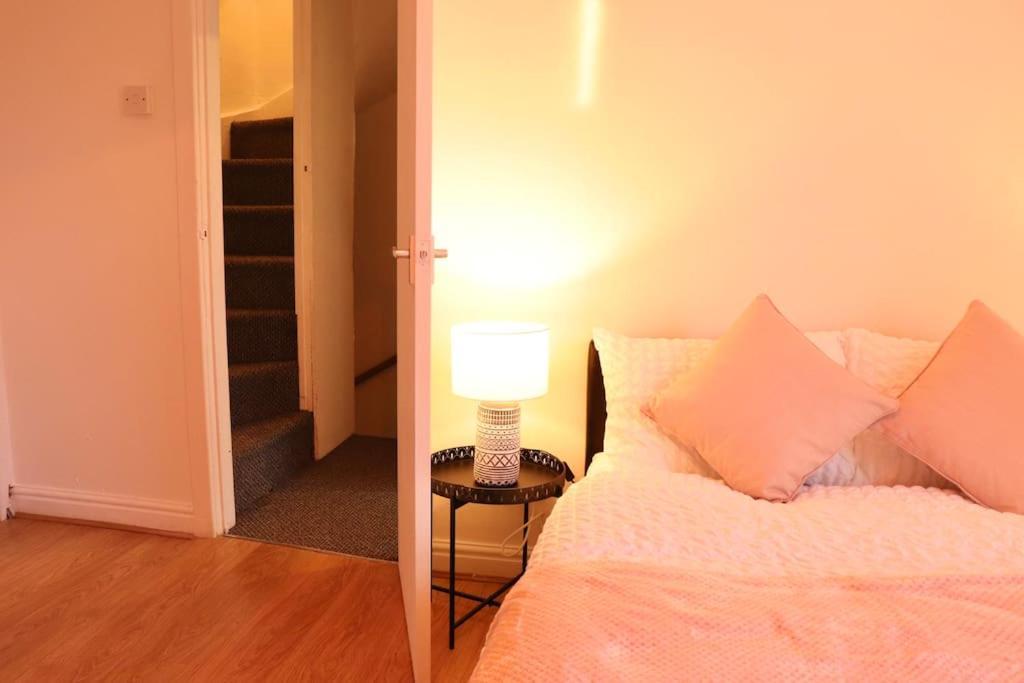 Cozy Family Stay With Free Parking And Wifi Leeds  Exterior photo