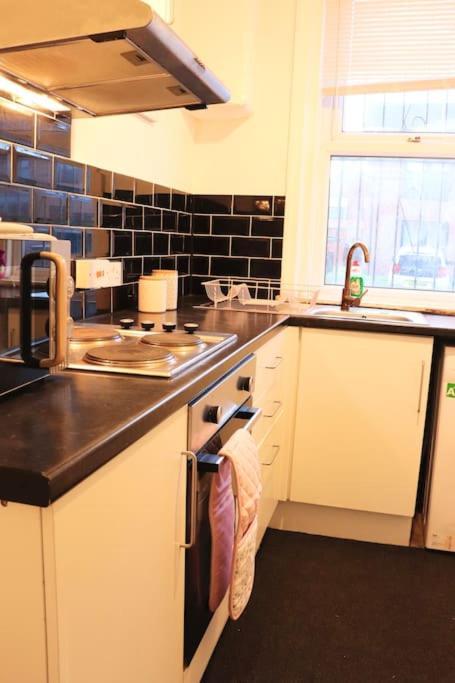 Cozy Family Stay With Free Parking And Wifi Leeds  Exterior photo