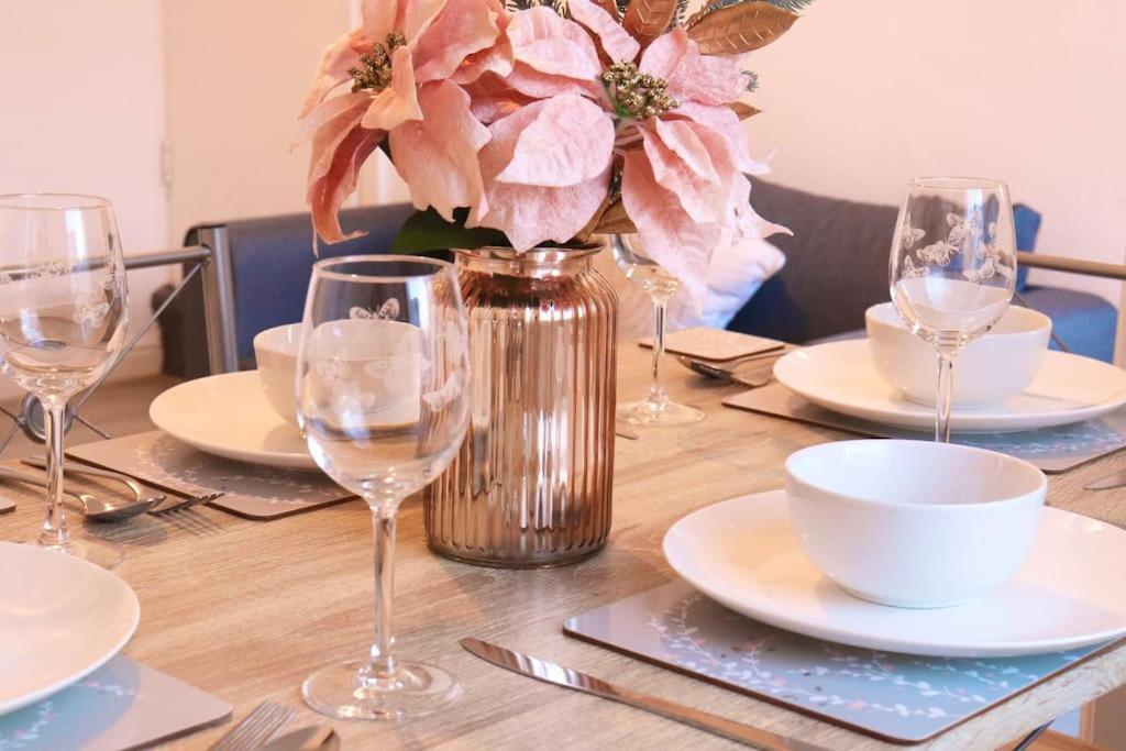 Cozy Family Stay With Free Parking And Wifi Leeds  Exterior photo