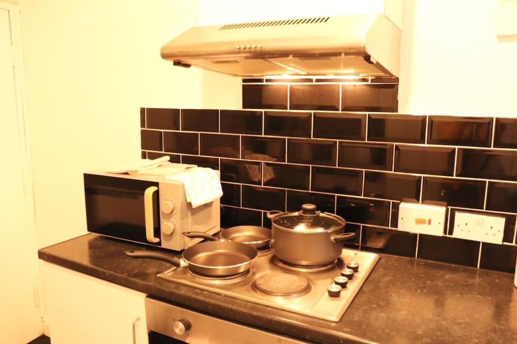 Cozy Family Stay With Free Parking And Wifi Leeds  Exterior photo