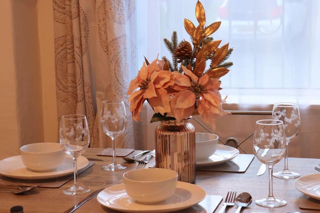 Cozy Family Stay With Free Parking And Wifi Leeds  Exterior photo