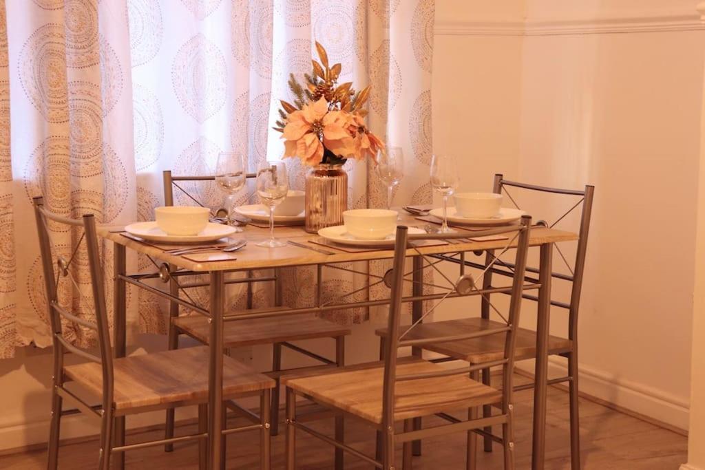 Cozy Family Stay With Free Parking And Wifi Leeds  Exterior photo