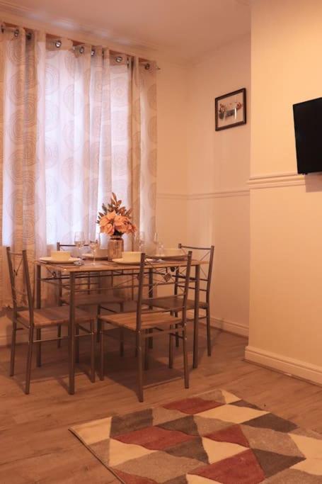 Cozy Family Stay With Free Parking And Wifi Leeds  Exterior photo