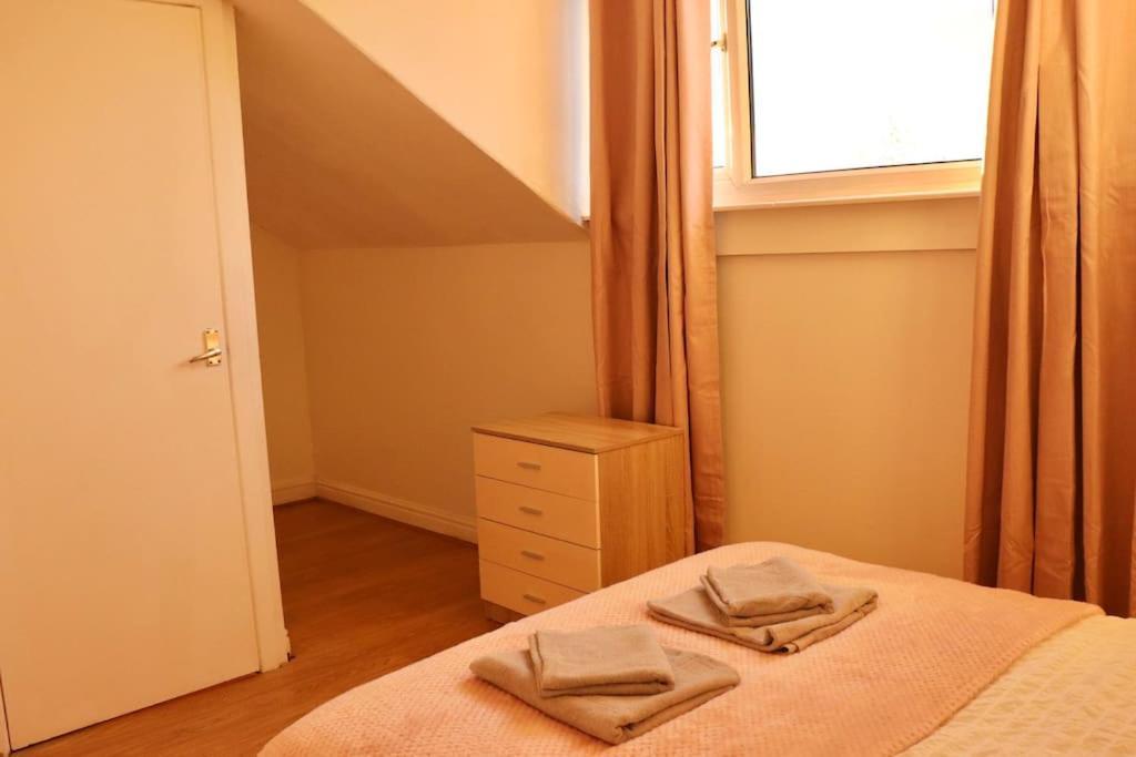 Cozy Family Stay With Free Parking And Wifi Leeds  Exterior photo