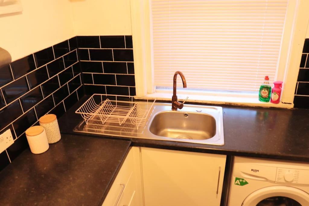 Cozy Family Stay With Free Parking And Wifi Leeds  Exterior photo