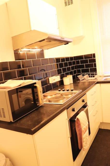 Cozy Family Stay With Free Parking And Wifi Leeds  Exterior photo