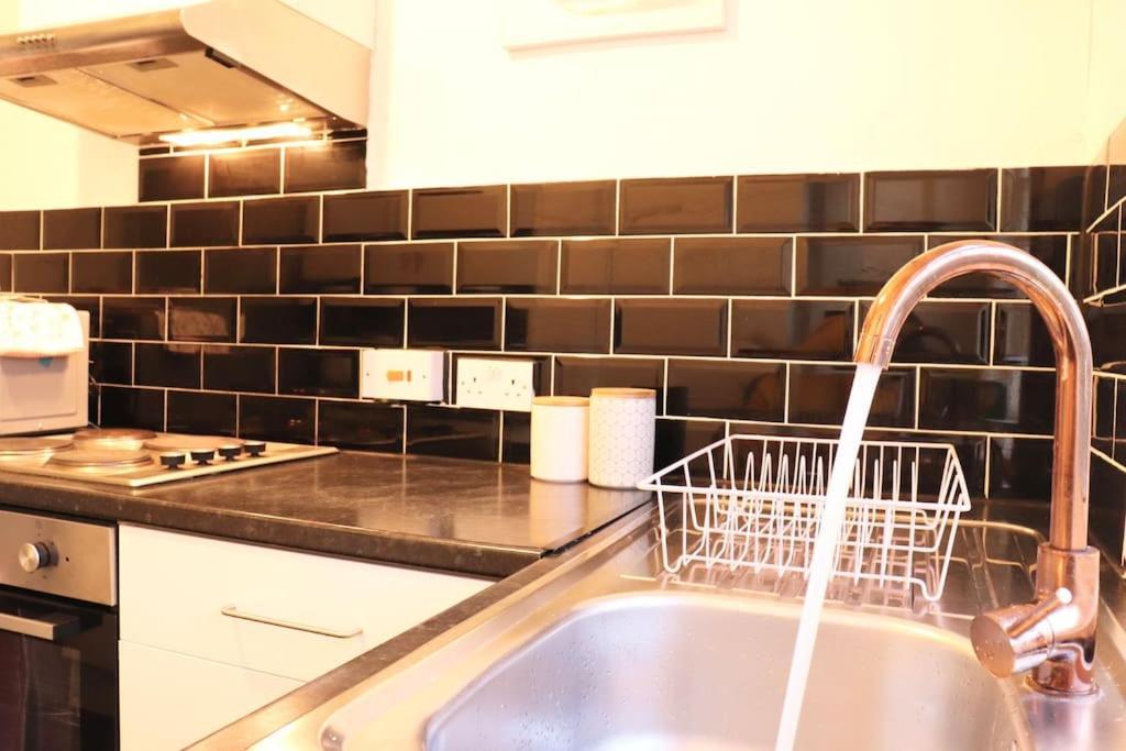 Cozy Family Stay With Free Parking And Wifi Leeds  Exterior photo