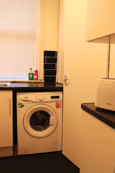 Cozy Family Stay With Free Parking And Wifi Leeds  Exterior photo