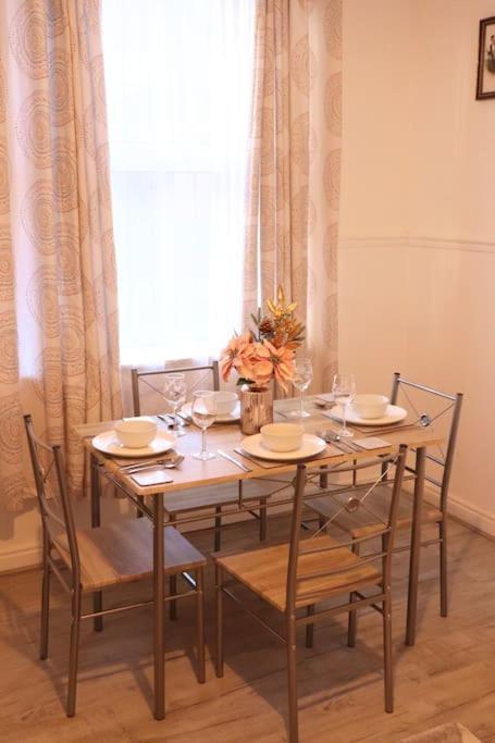 Cozy Family Stay With Free Parking And Wifi Leeds  Exterior photo