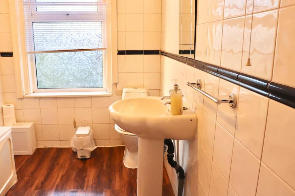 Cozy Family Stay With Free Parking And Wifi Leeds  Exterior photo