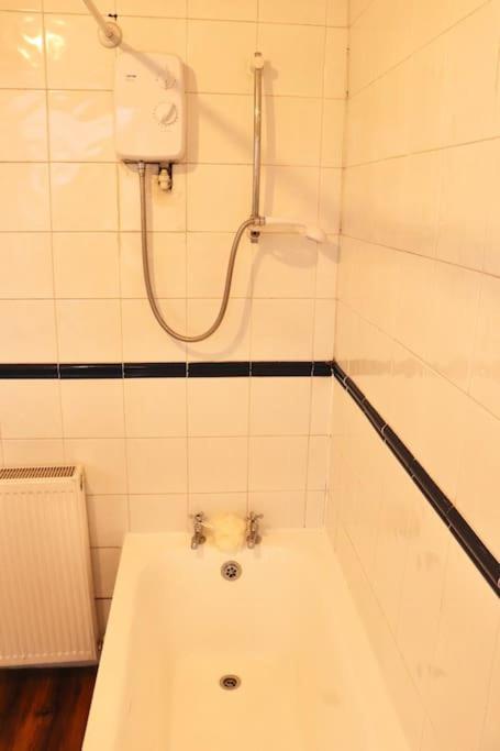 Cozy Family Stay With Free Parking And Wifi Leeds  Exterior photo