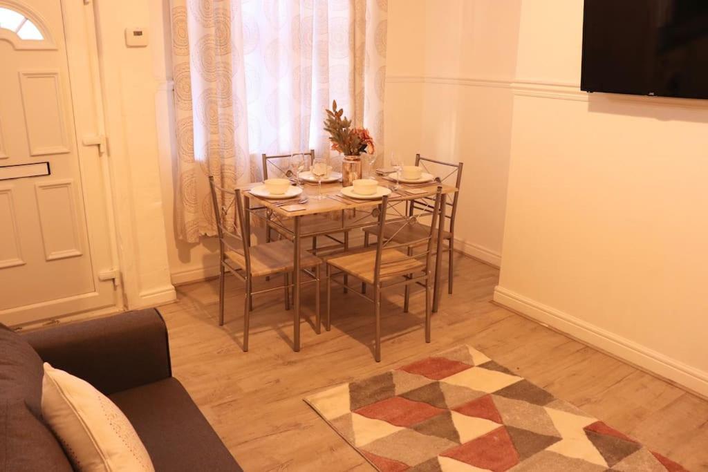 Cozy Family Stay With Free Parking And Wifi Leeds  Exterior photo