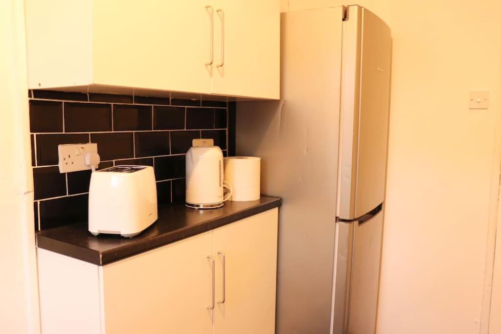 Cozy Family Stay With Free Parking And Wifi Leeds  Exterior photo